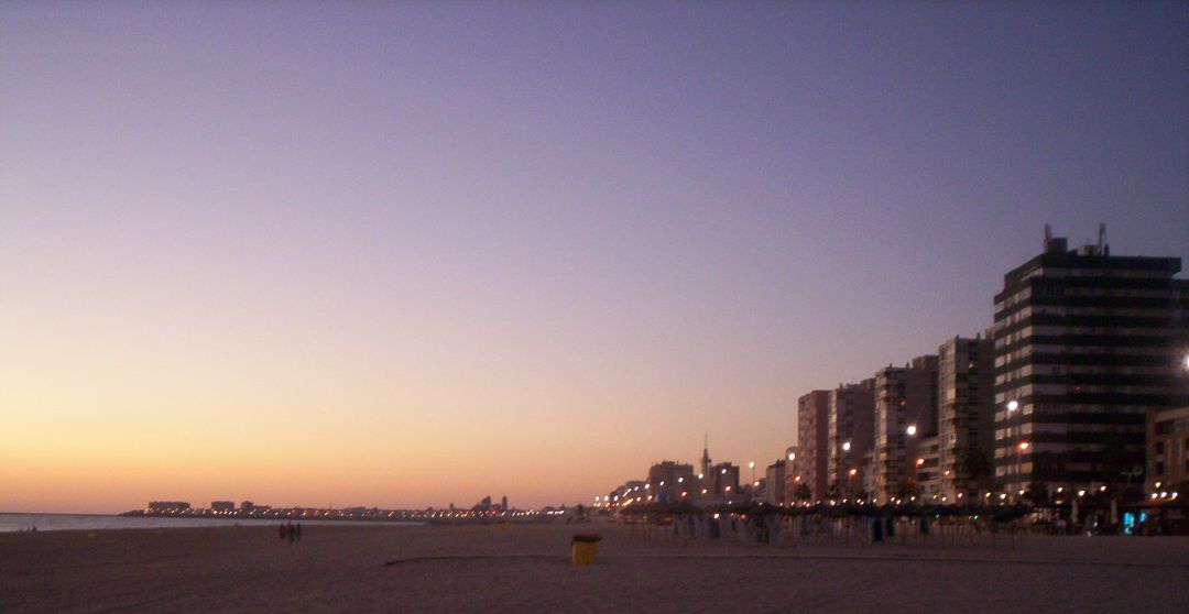 Imagen de la playa Victoria de Cádiz al anochecer Imagen de la playa Victoria de Cádiz al anochecer