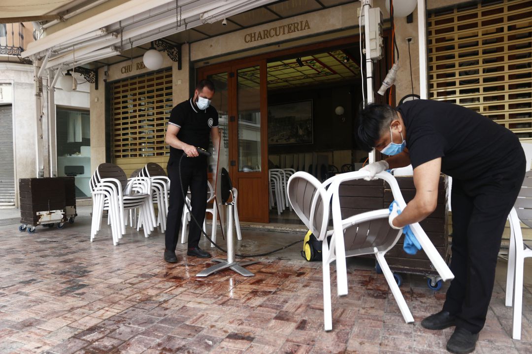Trabajadores de la cafetería Central ubicada en la Plaza de La Constitución, en Málaga se afanan en la limpieza de los enseres de la terraza a consecuencia del virus COVID-19. Trabajadores de la cafetería Central ubicada en la Plaza de La Constitución, en Málaga se afanan en la limpieza de los enseres de la terraza a consecuencia del virus COVID-19.