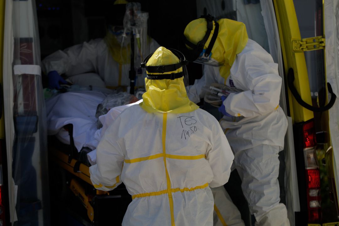 Varios sanitarios trasladan a un paciente. Varios sanitarios trasladan a un paciente.