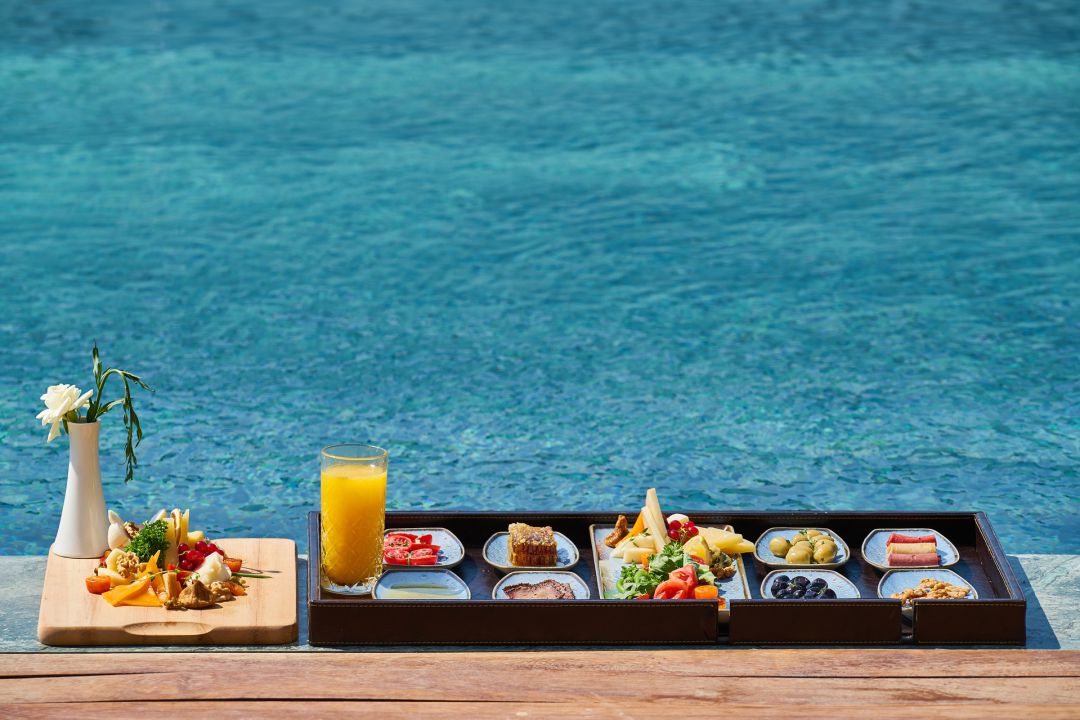 Desayuno en la piscina de un hotel Desayuno en la piscina de un hotel