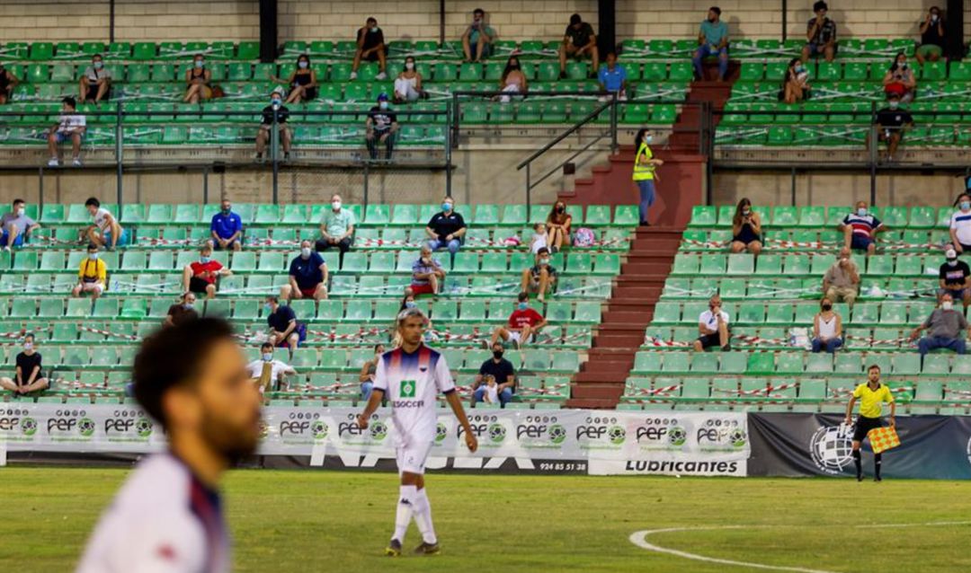 Imagen de las gradas del estadio Romano de Mérida donde se ha disputado el encuentro de playoff de ascenso a Segunda B entre el Extremadura y Villanovense, primer partido desde la crisis del coronavirus que se permite el acceso de aficionados a un estadio de fútbol.
Imagen de las gradas del estadio Romano de Mérida donde se ha disputado el encuentro de playoff de ascenso a Segunda B entre el Extremadura y Villanovense, primer partido desde la crisis del coronavirus que se permite el acceso de aficionados a un estadio de fútbol.