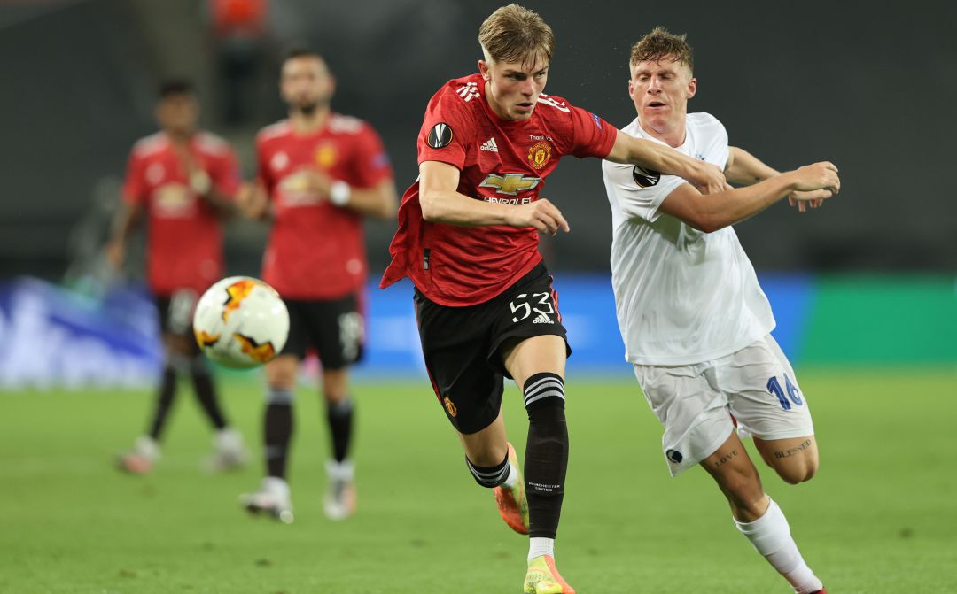 Brandon Williams y Pep Biel pelean por un balón en el United - Copenhague de cuartos de final de la Europa League. Brandon Williams y Pep Biel pelean por un balón en el United - Copenhague de cuartos de final de la Europa League.