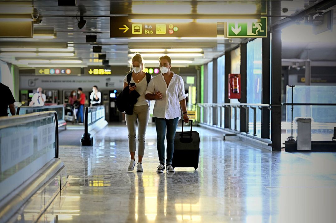 Varios turistas caminan por la terminal 4 del Aeropuerto de Barajas Varios turistas caminan por la terminal 4 del Aeropuerto de Barajas