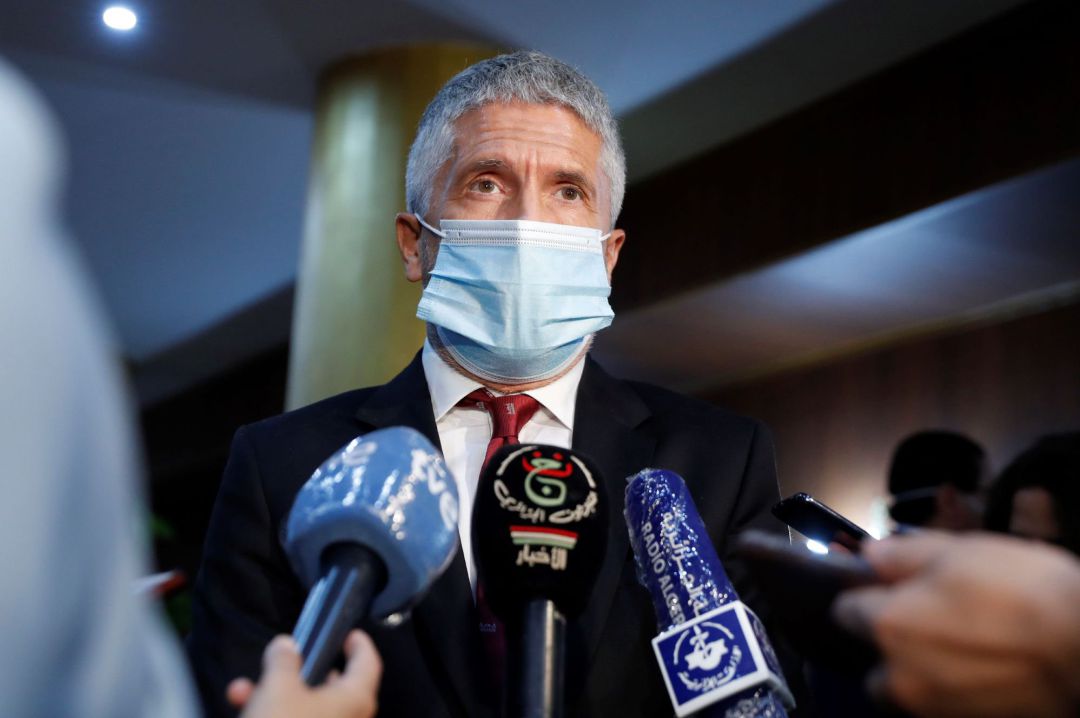 El ministro del Interior del Gobierno de España, Fernando Grande-Marlaska, se dirige a medios de comunicación durante su visita a Argel, Argelia, este lunes. El ministro del Interior del Gobierno de España, Fernando Grande-Marlaska, se dirige a medios de comunicación durante su visita a Argel, Argelia, este lunes.