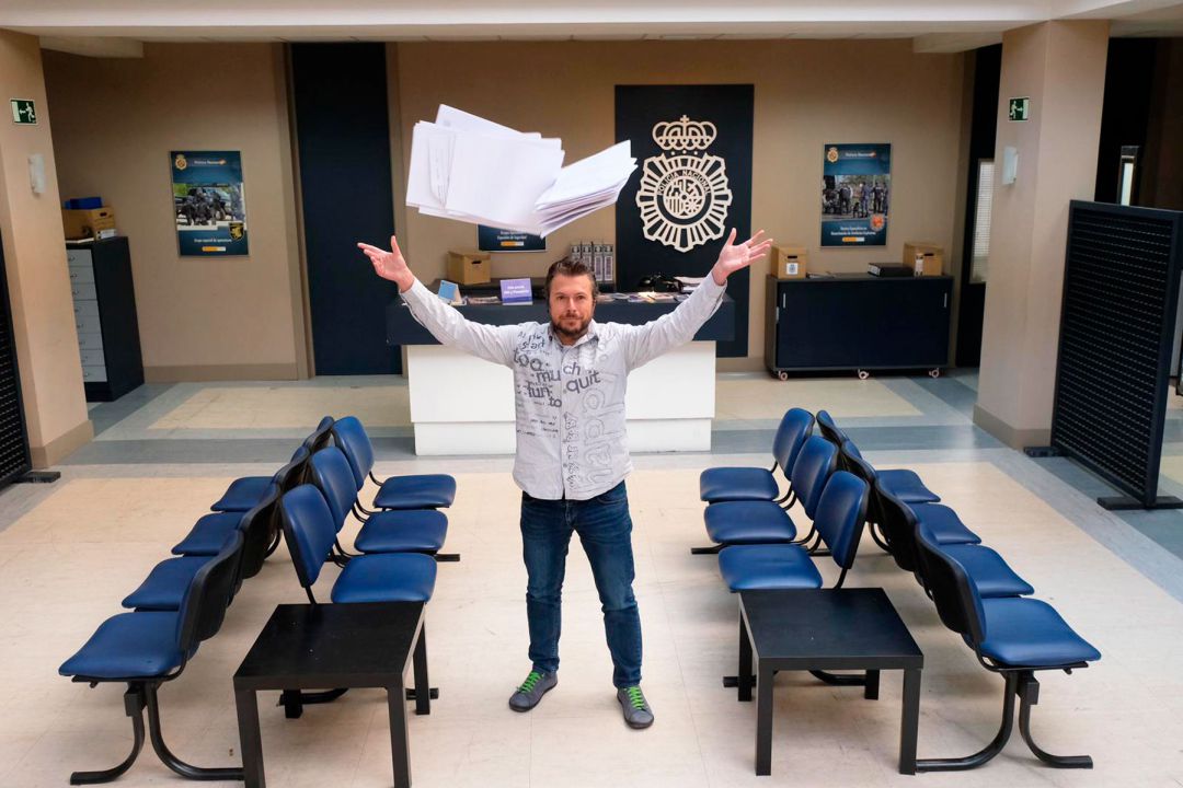 El guionista alcoyano, en el plató de la serie 'Servir y Proteger', lanza los papeles de los guiones El guionista alcoyano, en el plató de la serie 'Servir y Proteger', lanza los papeles de los guiones