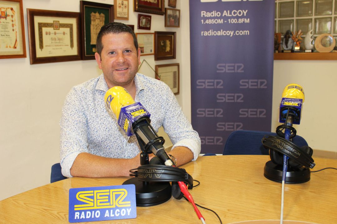 Gilberto Molina, presidente del club de fans de Camilo Sesto en nuestra ciudad en los estudios de Radio Alcoy Gilberto Molina, presidente del club de fans de Camilo Sesto en nuestra ciudad en los estudios de Radio Alcoy