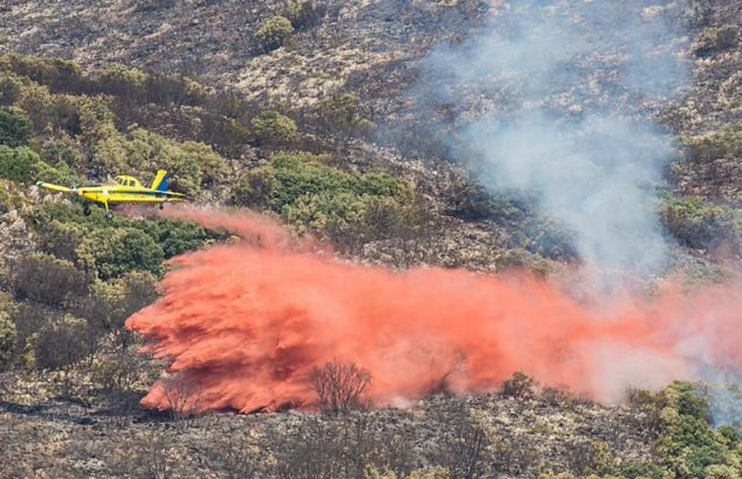 Labores de extinción del incendio de Vall de Gallinera Labores de extinción del incendio de Vall de Gallinera