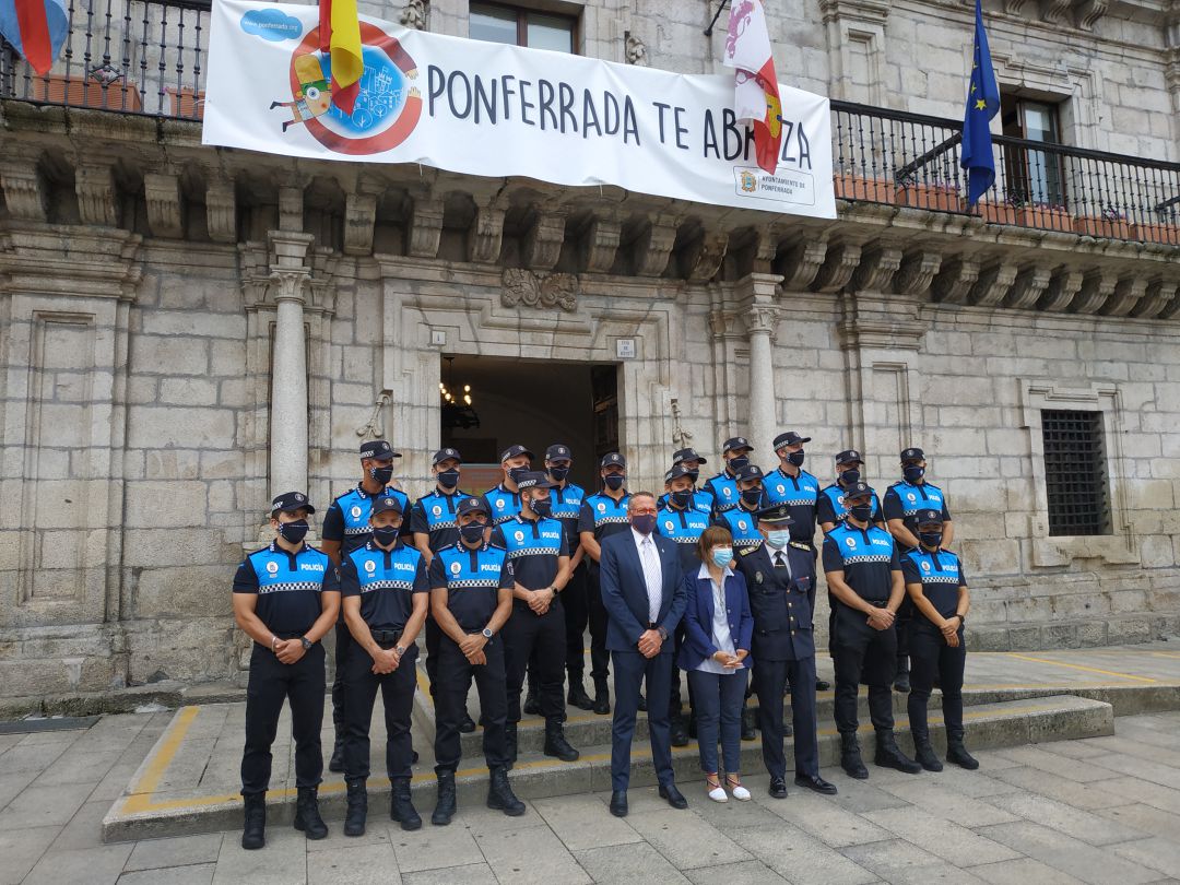Pose conjunta a las puertas del Ayuntamiento Pose conjunta a las puertas del Ayuntamiento