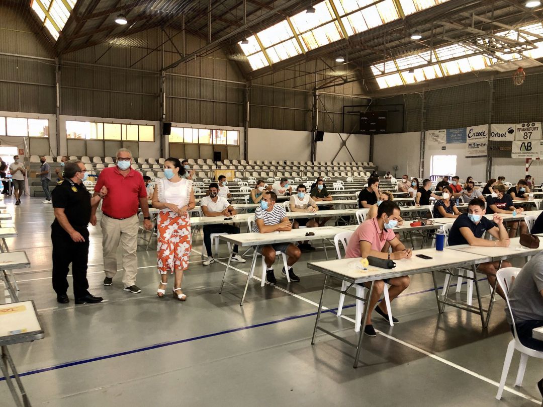 El polideportivo acoge el examen con distancia de seguridad, gel y mascarillas El polideportivo acoge el examen con distancia de seguridad, gel y mascarillas