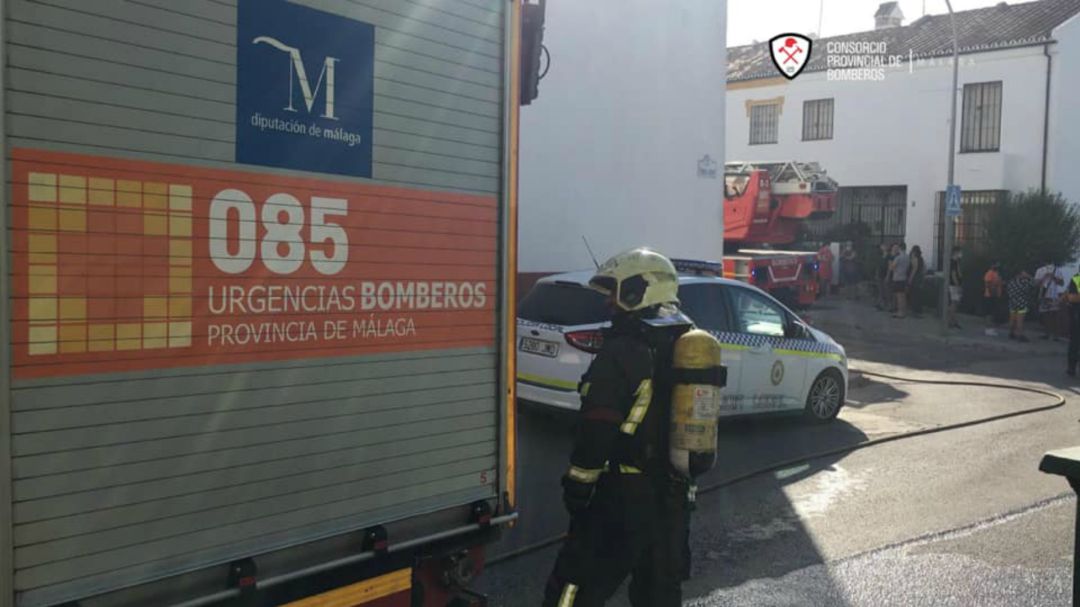 Además de bomberos del parque de Ronda, agentes de la Policía Local y la Policía Nacional se personaron en el lugar del suceso Además de bomberos del parque de Ronda, agentes de la Policía Local y la Policía Nacional se personaron en el lugar del suceso