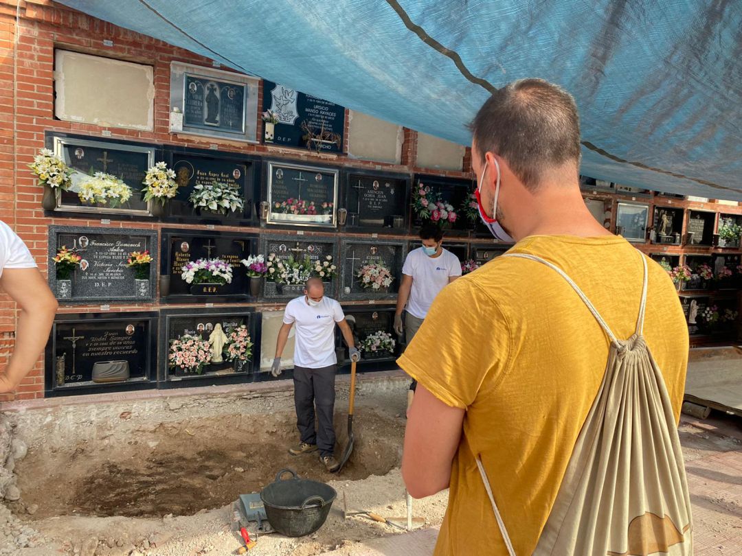 Inicio de los trabajos de exhumación de una fosa de represaliados del franquismo en el cementerio de Monóvar Inicio de los trabajos de exhumación de una fosa de represaliados del franquismo en el cementerio de Monóvar
