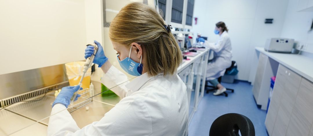 Una empleada trabaja en un laboratorio investigando sobre el coronavirus. Una empleada trabaja en un laboratorio investigando sobre el coronavirus.