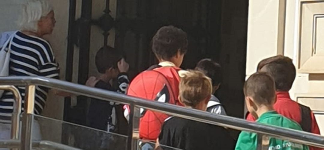 Niños entrando al colegio. Niños entrando al colegio.