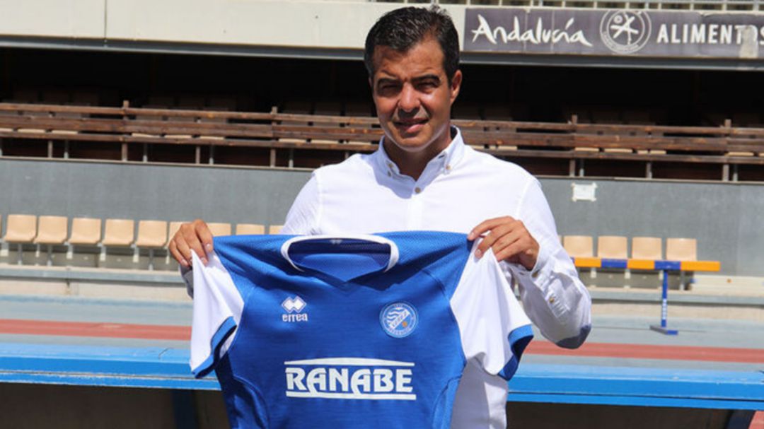 José Pérez Herrera posando en Chapín con la camiseta del Xerez DFC José Pérez Herrera posando en Chapín con la camiseta del Xerez DFC