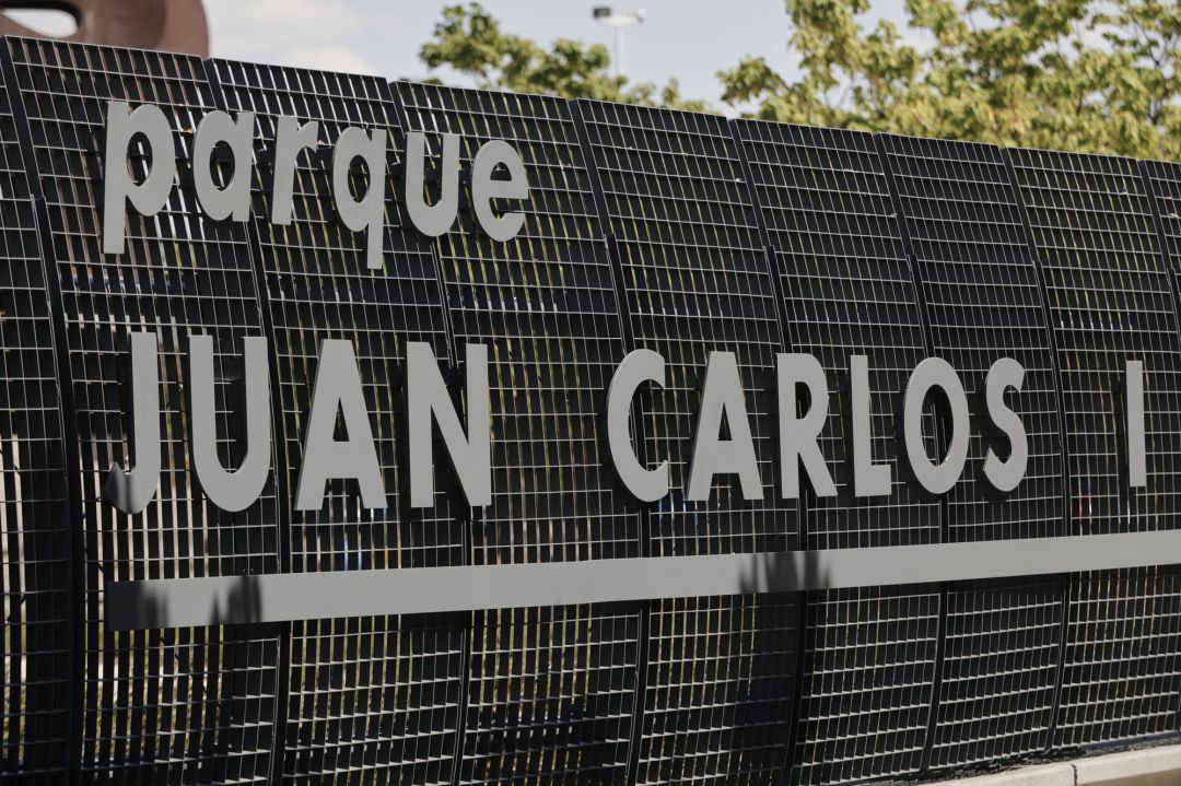 Letrero en la entrada al madrileño parque al que el rey emérito, padre de Felipe VI, le da nombre, el Parque Juan Carlos I, en Madrid. Letrero en la entrada al madrileño parque al que el rey emérito, padre de Felipe VI, le da nombre, el Parque Juan Carlos I, en Madrid.