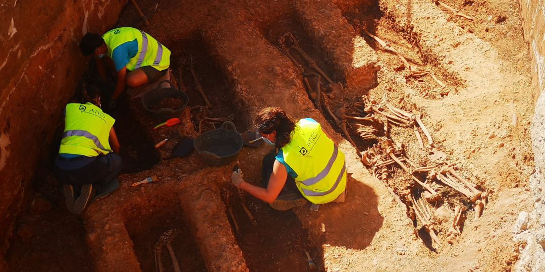 Técnicos trabajan en labores de exhumación en el cementerio de Son Coletes (Manacor) Técnicos trabajan en labores de exhumación en el cementerio de Son Coletes (Manacor)