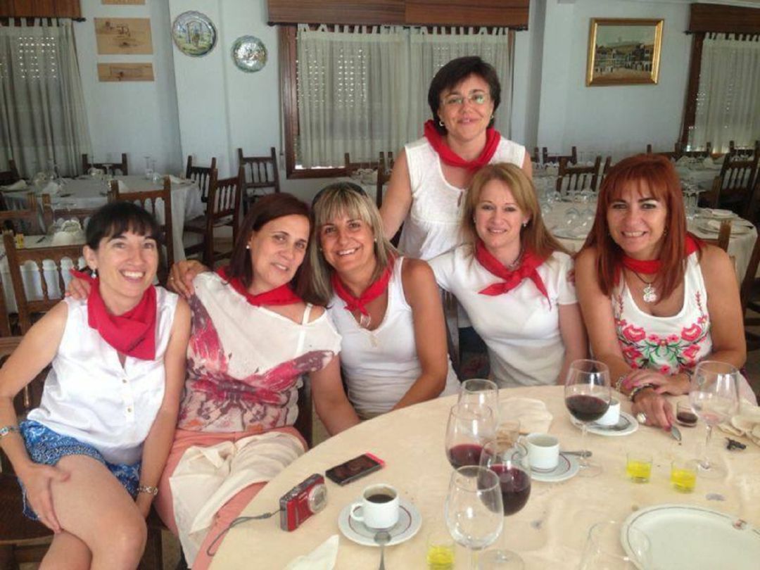 Pilar González (i) junto a amigas celebrando las Fiestas Patronales, en una foto de archivo. Pilar González (i) junto a amigas celebrando las Fiestas Patronales, en una foto de archivo.