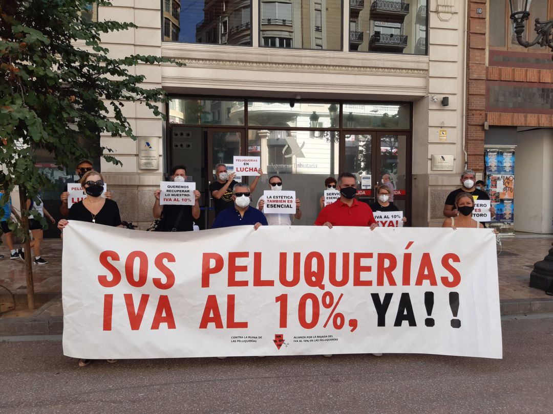 Representantes de las organizaciones profesionales del sector se manifiestan ante la delegación de la Agencia Tributaria en València Representantes de las organizaciones profesionales del sector se manifiestan ante la delegación de la Agencia Tributaria en València