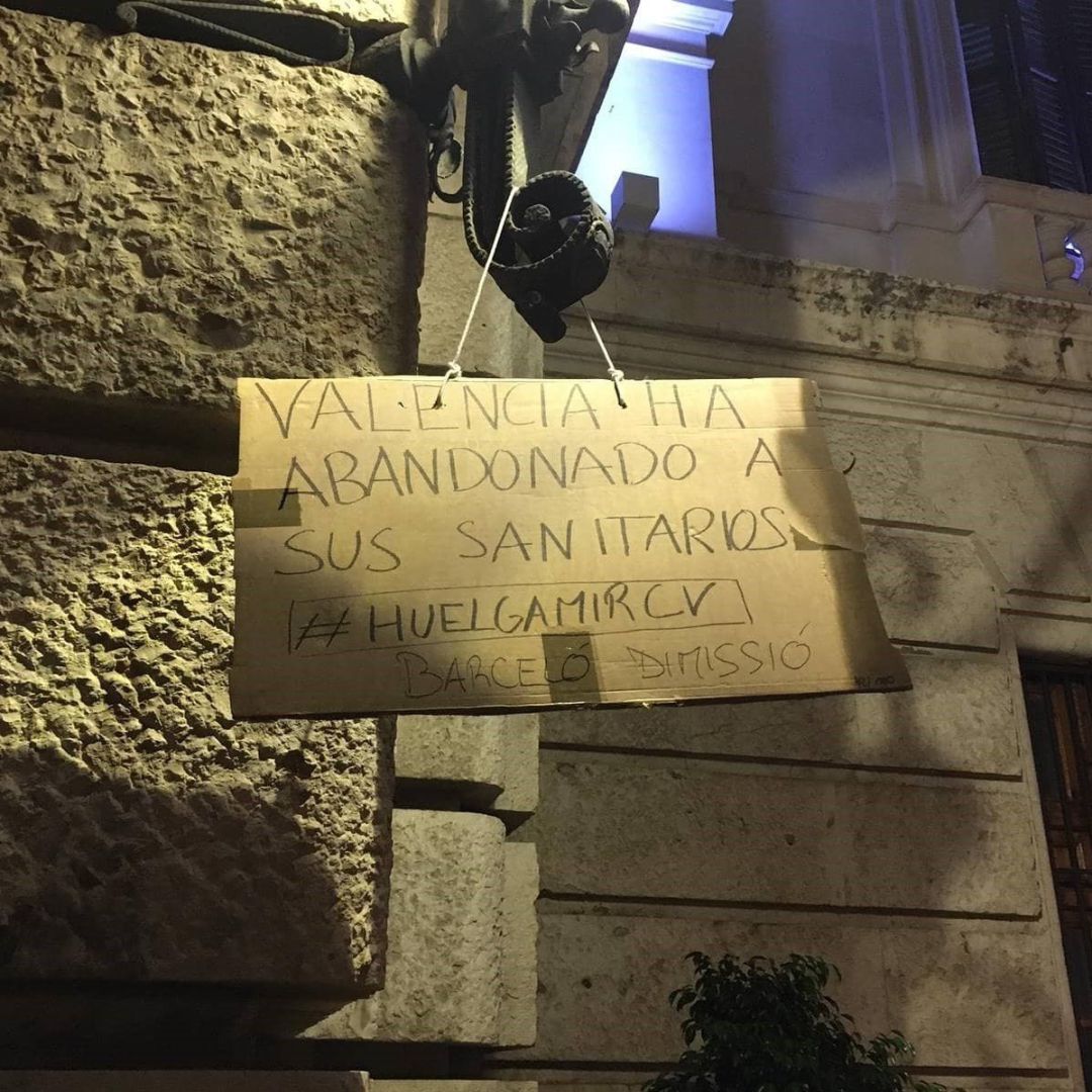 Los MIR cuelgan carteles por València y otras ciudades Los MIR cuelgan carteles por València y otras ciudades