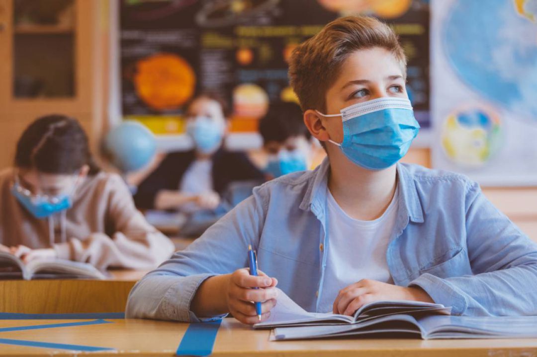 Niños en el aula con mascarilla para protegerse de la COVID-19 Niños en el aula con mascarilla para protegerse de la COVID-19