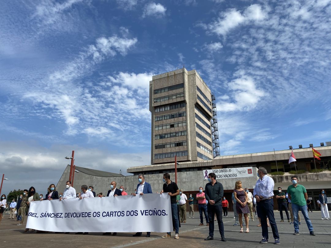 Protesta de alcaldes y portavoces municipales a las puertas del Ayuntamiento de Vigo contra el acuerdo entre la FEMP y el gobierno central para poder disponer del remanente municipal. Protesta de alcaldes y portavoces municipales a las puertas del Ayuntamiento de Vigo contra el acuerdo entre la FEMP y el gobierno central para poder disponer del remanente municipal.