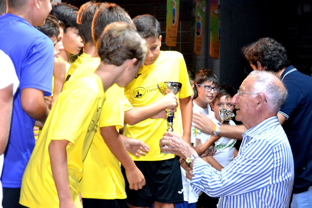 Gabriel Amat entregando los trofeos en la pasada edición. Gabriel Amat entregando los trofeos en la pasada edición.