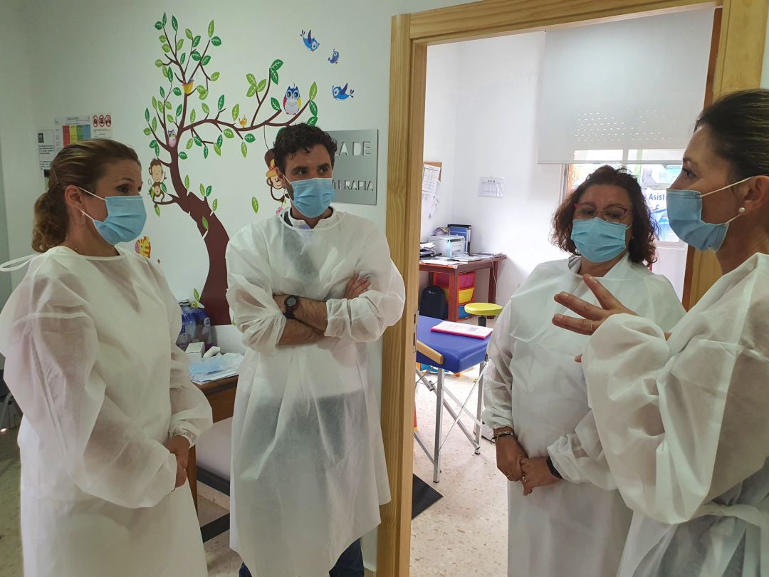 La delegada territorial de Salud y Familias durante su visita a uno de los CAIT existentes en Andújar. La delegada territorial de Salud y Familias durante su visita a uno de los CAIT existentes en Andújar.