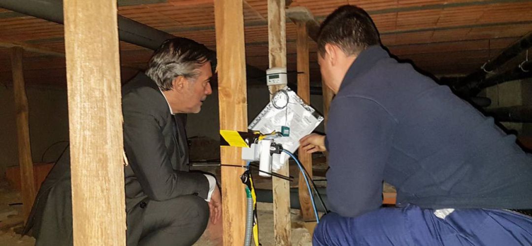 El consejero del área de la Comunidad, Enrique López, junto a uno de los técnicos El consejero del área de la Comunidad, Enrique López, junto a uno de los técnicos