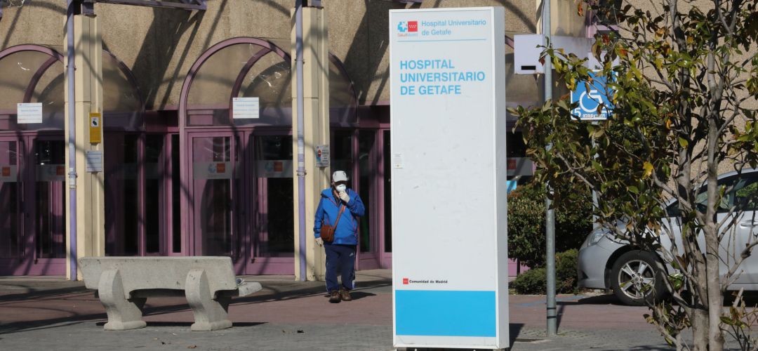 Un hombre pasea al lado de uno de los carteles indicativos del Hospital Universitario de Getafe Un hombre pasea al lado de uno de los carteles indicativos del Hospital Universitario de Getafe