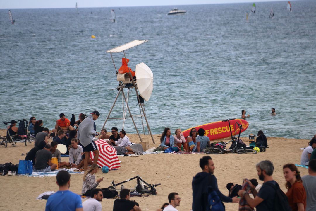 Imatge de la platja del Bogatell de Barcelona sota vigilància Imatge de la platja del Bogatell de Barcelona sota vigilància
