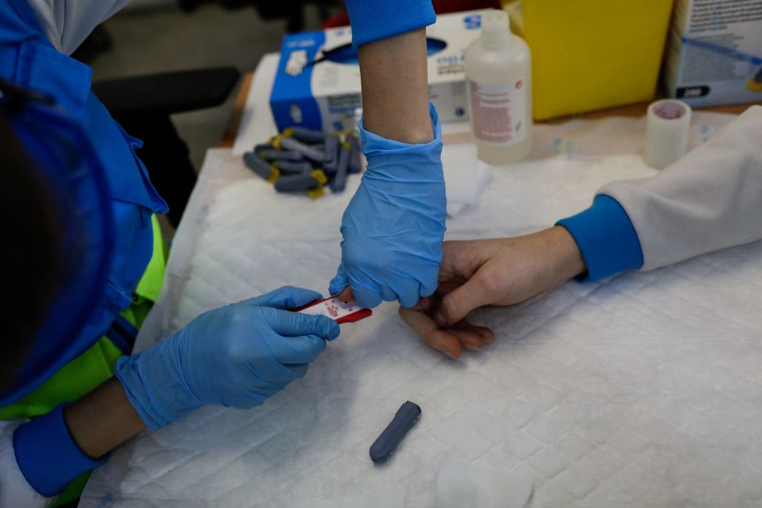 Imagen de archivo de un sanitario practicando el test para diagnosticar el COVID-19. Imagen de archivo de un sanitario practicando el test para diagnosticar el COVID-19.