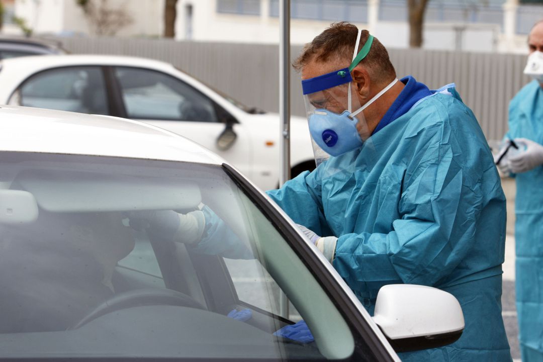 Dispositivo sanitario de la prueba test del PCR para detectar la infección por coronavirus a las personas desde su coche Dispositivo sanitario de la prueba test del PCR para detectar la infección por coronavirus a las personas desde su coche
