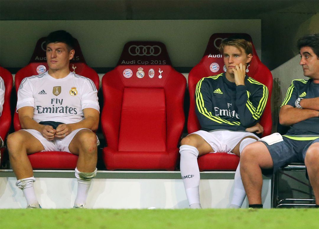 Odegaard, en una foto de archivo de la temporada 2015-2016, en el banquillo del Real Madrid junto a Kroos Odegaard, en una foto de archivo de la temporada 2015-2016, en el banquillo del Real Madrid junto a Kroos