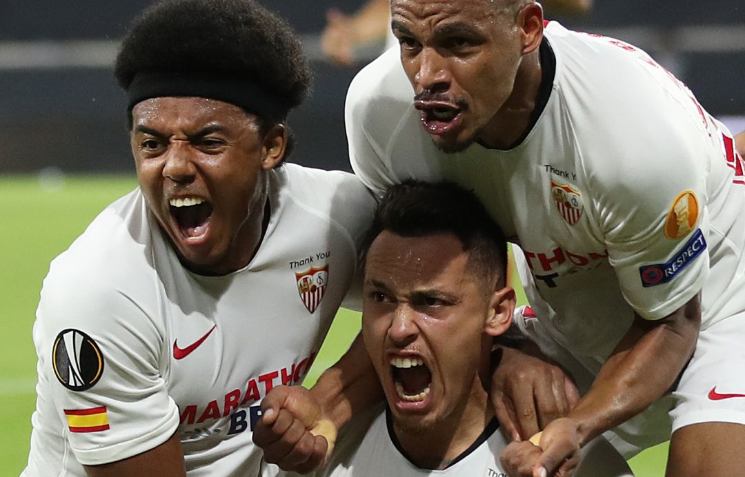 Ocampos celebra su tanto junto a Fernando y Koundé. Ocampos celebra su tanto junto a Fernando y Koundé.