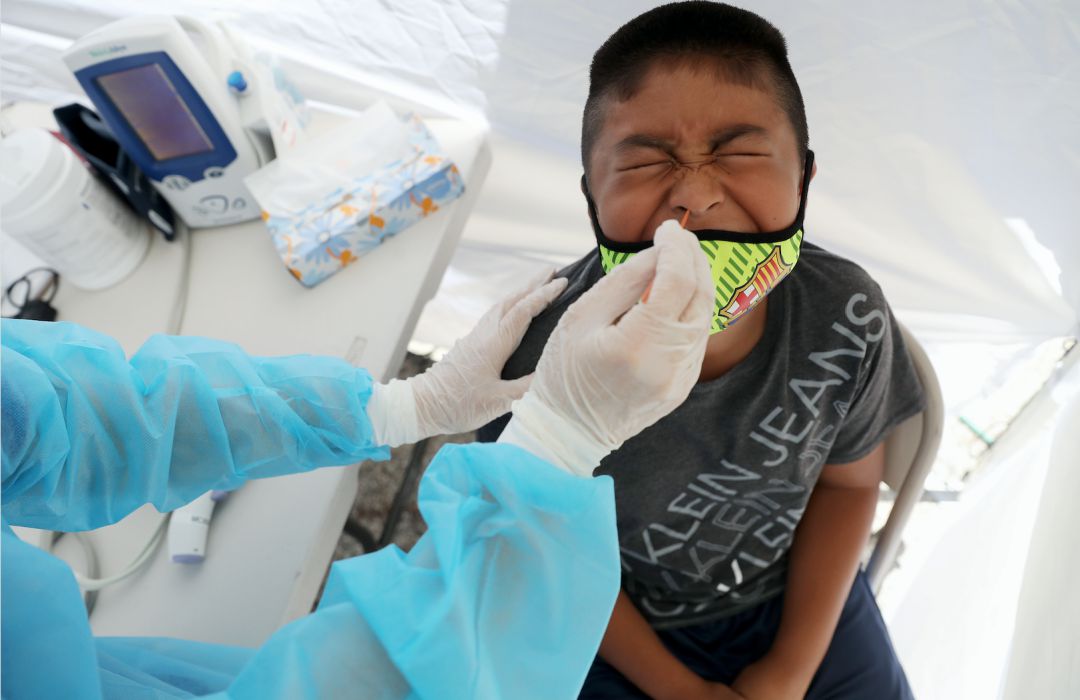 Un niño recibe una prueba gratuita de Covid-19 en una clínica móvil de St. John’s Well Child & Family Center situada fuera de la iglesia Walker Temple AME, en el sur de Los Ángeles (EEUU) Un niño recibe una prueba gratuita de Covid-19 en una clínica móvil de St. John’s Well Child & Family Center situada fuera de la iglesia Walker Temple AME, en el sur de Los Ángeles (EEUU)