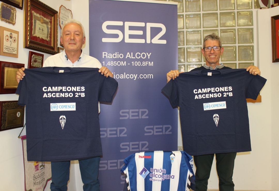Cristóbal Yepes y Juan Serrano sostienen las camisetas especiales realizadas con motivo del ascenso de categoría Cristóbal Yepes y Juan Serrano sostienen las camisetas especiales realizadas con motivo del ascenso de categoría