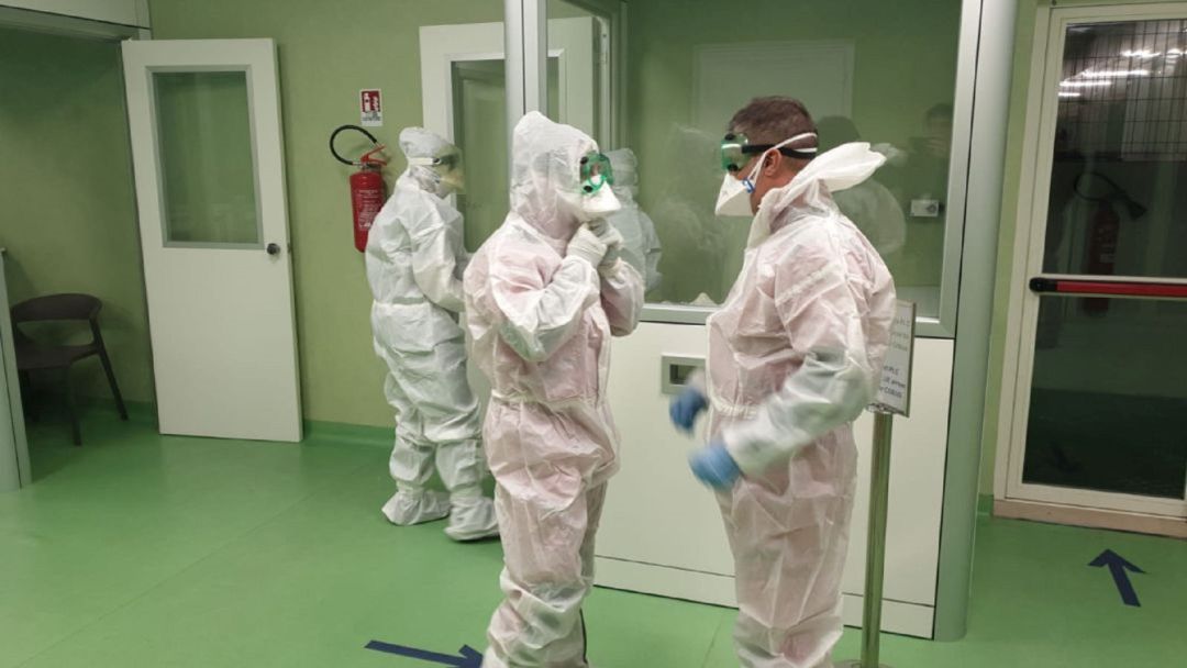 Dos médicos ataviados con trajes antiCovid. Dos médicos ataviados con trajes antiCovid.