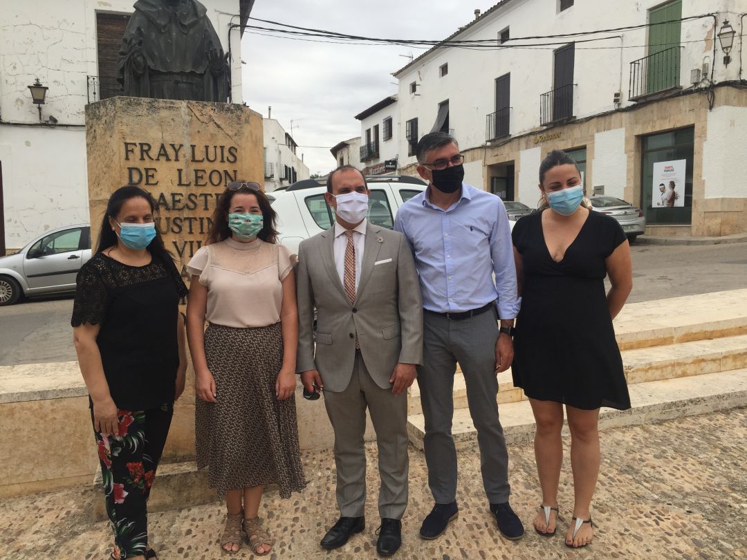 El presidente de las cortes y la alcaldesa de Belmonte (centro), con Ángel Tomás Godoy y parte del equipo de gobierno belmonteño El presidente de las cortes y la alcaldesa de Belmonte (centro), con Ángel Tomás Godoy y parte del equipo de gobierno belmonteño