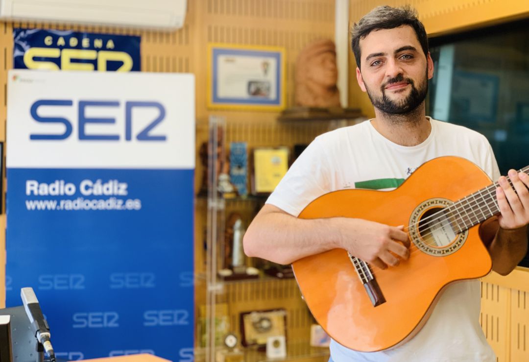 Fernando Macías, en los estudios de Radio Cádiz Fernando Macías, en los estudios de Radio Cádiz