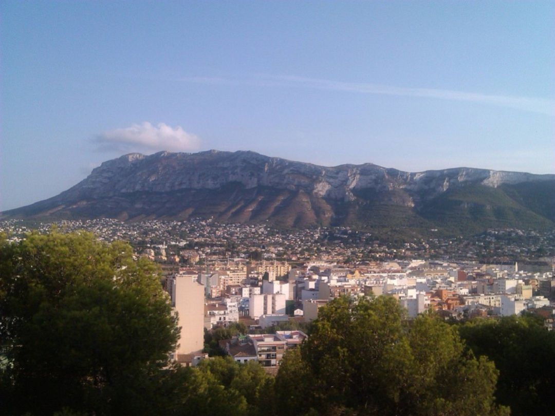 El Montgó desde el Castillo. El Montgó desde el Castillo.