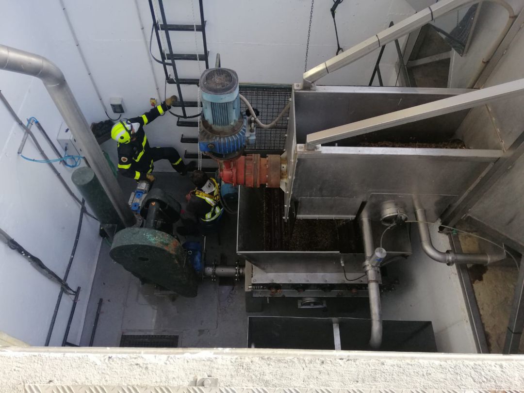 Uno de los momentos del rescate del operario en el interior de la bodega Uno de los momentos del rescate del operario en el interior de la bodega