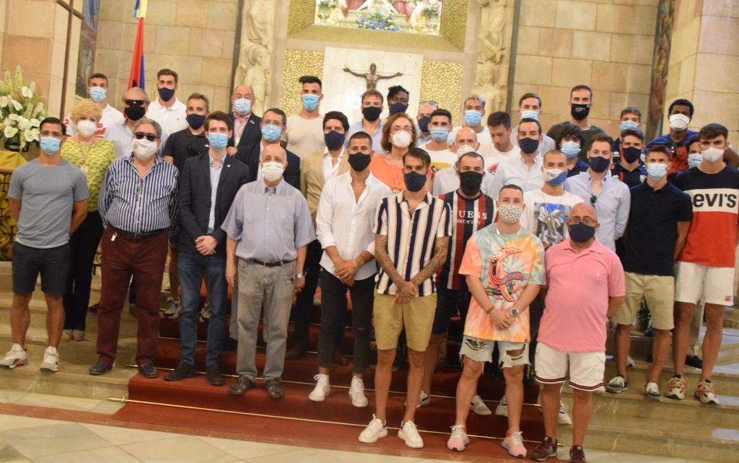 Foto de familia del Linares Deportivo, miembros de la Corporación Municipal y de la Cofradía de la Virgen de Linares, durante la ofrenda floral a la patrona. Foto de familia del Linares Deportivo, miembros de la Corporación Municipal y de la Cofradía de la Virgen de Linares, durante la ofrenda floral a la patrona.