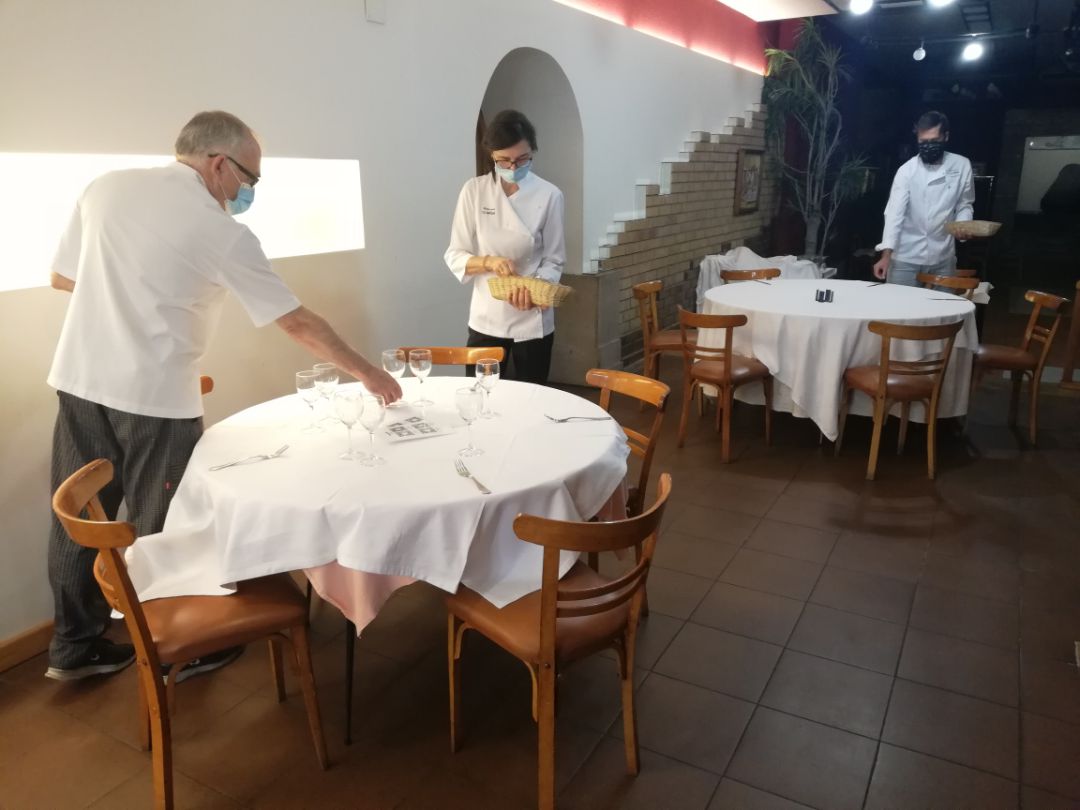 Cambrers preparant les taules del restaurant La Masia de Lleida aquest dimarts, 11 d'agost, en què han pogut reobrir l'interior dels locals. Cambrers preparant les taules del restaurant La Masia de Lleida aquest dimarts, 11 d'agost, en què han pogut reobrir l'interior dels locals.