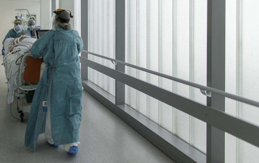 Personal sanitario totalmente protegido trasladan a un paciente ingresado en la Unidad de Cuidados Intensivos del Hospital Infanta Sofía en San Sebastián de los Reyes (Madrid). Personal sanitario totalmente protegido trasladan a un paciente ingresado en la Unidad de Cuidados Intensivos del Hospital Infanta Sofía en San Sebastián de los Reyes (Madrid).