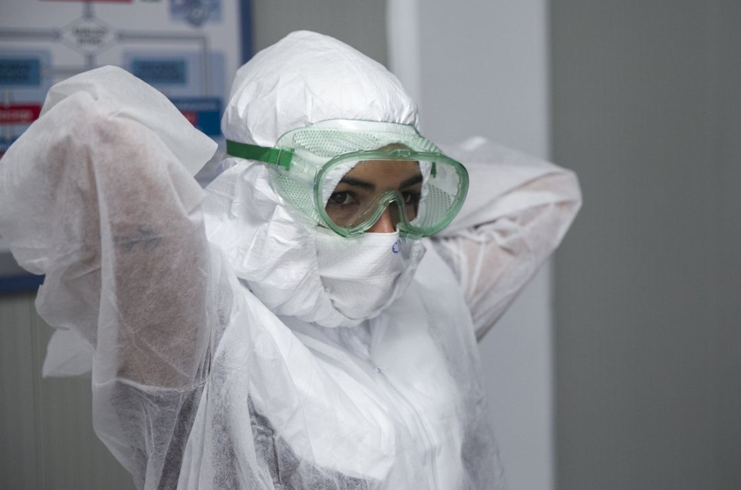 Una profesional se coloca el Equipo de Protección Individual (EPI) para evitar posibles contagios. Una profesional se coloca el Equipo de Protección Individual (EPI) para evitar posibles contagios.