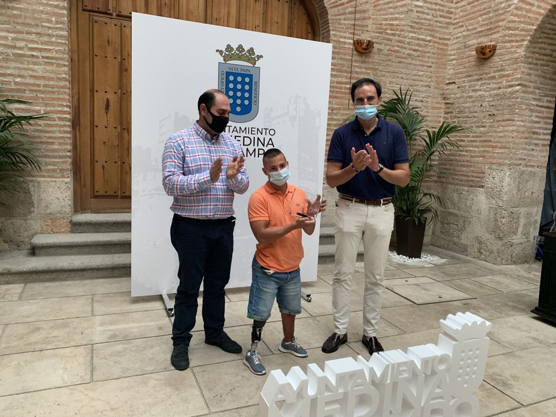 El concejal de deportes y el Alcalde entregan el reconocimiento municipal a Enrique Navas El concejal de deportes y el Alcalde entregan el reconocimiento municipal a Enrique Navas