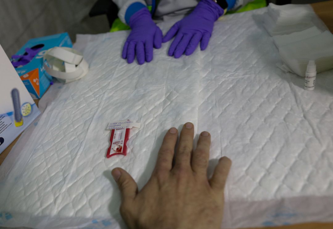 Un sanitario se hace el test para diagnosticar el Covid-19, foto de archivo Un sanitario se hace el test para diagnosticar el Covid-19, foto de archivo