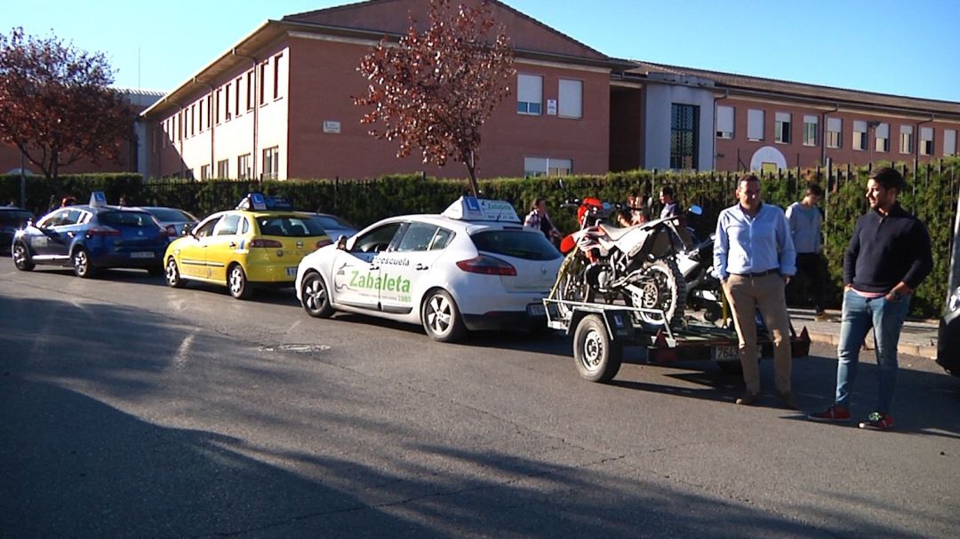 Coches de autoescuelas de Úbeda antes de empezar los exámenes Coches de autoescuelas de Úbeda antes de empezar los exámenes