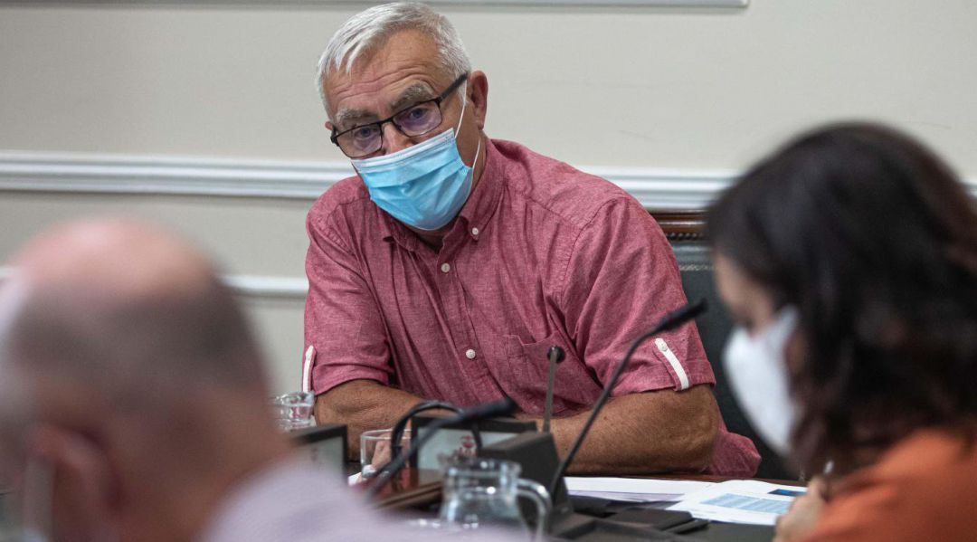El alcalde de Valencia, Joan Ribó, durante la reunión de la Junta de Portavoces Extraordinari que ha convocado para esta mañana en el Ayuntamiento para abordar la suspensión de los actos oficiales del próximo 9 d'Octubre, Día de la Comunitat Valenciana, debido a la situación actual de la pandemia de coronavirus, que en las últimas semanas refleja un ascenso constante de nuevos contagios y brotes de covid-19 en esta ciudad El alcalde de Valencia, Joan Ribó, durante la reunión de la Junta de Portavoces Extraordinari que ha convocado para esta mañana en el Ayuntamiento para abordar la suspensión de los actos oficiales del próximo 9 d'Octubre, Día de la Comunitat Valenciana, debido a la situación actual de la pandemia de coronavirus, que en las últimas semanas refleja un ascenso constante de nuevos contagios y brotes de covid-19 en esta ciudad