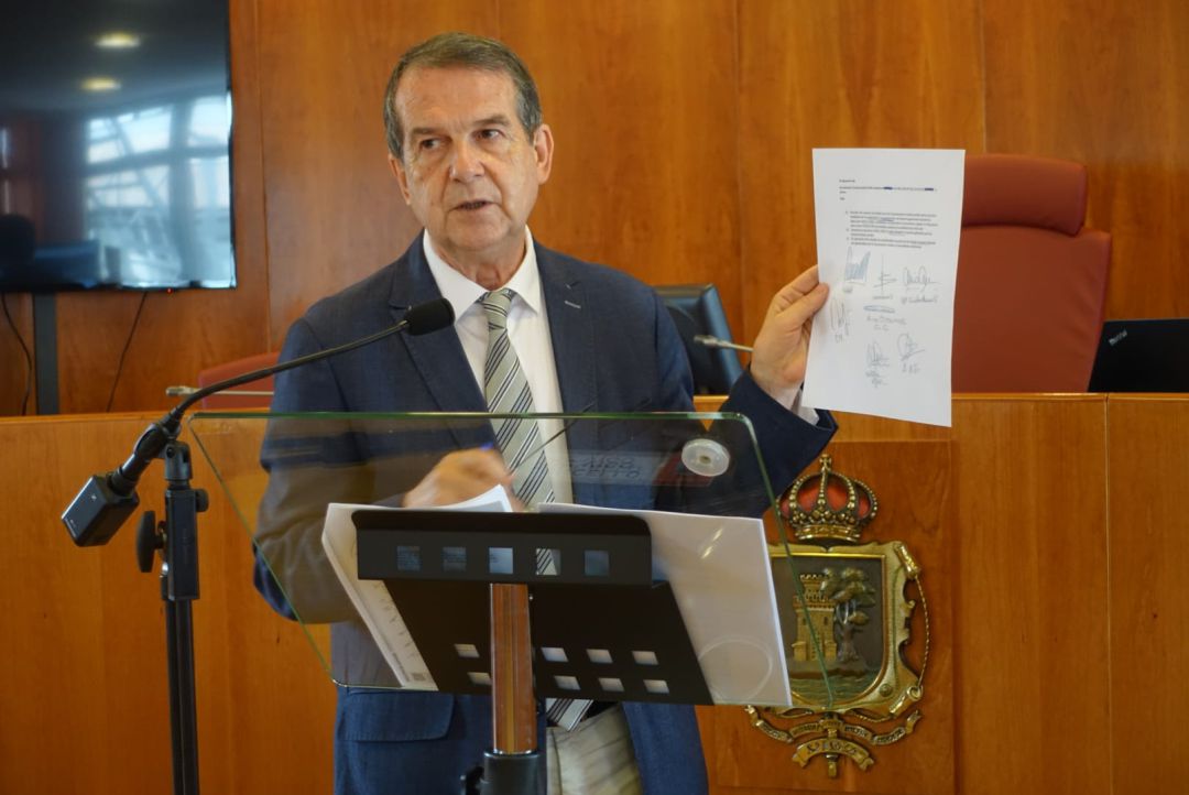 Abel Caballero mostrando el documento con las alegaciones presentadas por el PP Abel Caballero mostrando el documento con las alegaciones presentadas por el PP